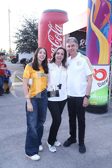 Monserrat de la Garza, Diana Flore y Fernando de la Garza 1