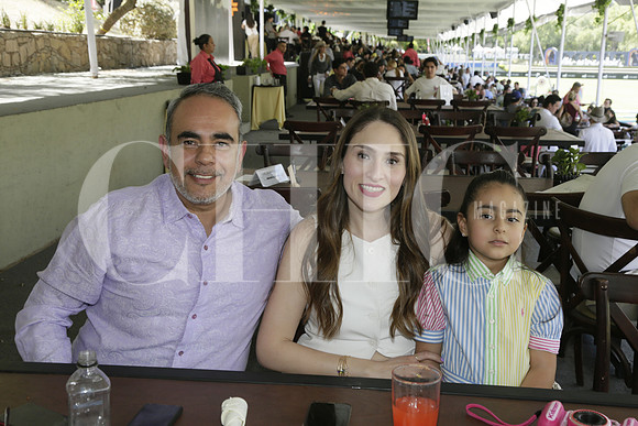 Misael Urzua, Claudia Quintanialla de Urzua, y Amal Urzua