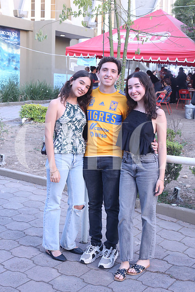 Daniela Santos, Héctor Marcos y Regina Santos 0