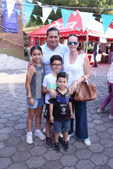 Carlos Llamas, María Teresa Junyent, Fatima Llamas, Mariano Lamas y Alvaro Llamas 1