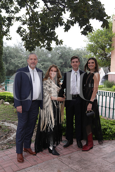 Edgar Warnholz, Lydia Pérez de Warnholz, Edgar Warnholz y Hanna Gray0