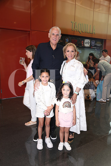 Alejandro Maiz, Gina Manautou de Maiz, Gina González y Gala González 1