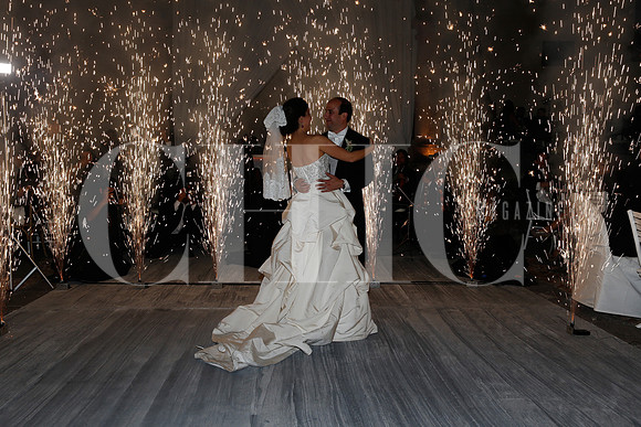 Los novios bailando bajo la lluvia de luces