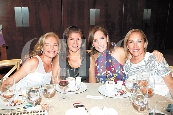 Vicky Benavides, Gaby Benavides, Gachi Calderón de Rubio y Gina Manautou de Maiz