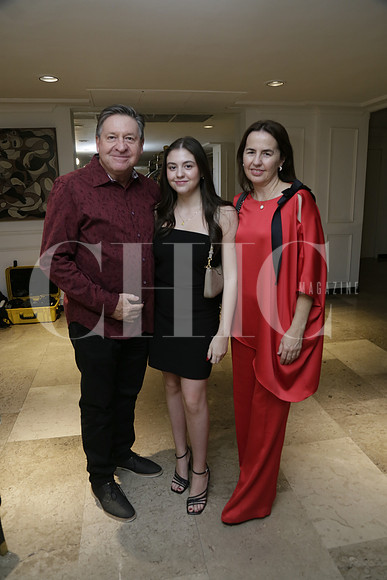 Mario Santos, Anabella Santos y Janet Rabizé de Santos (2)