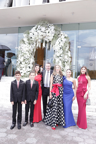 Santiago Safi, Rodrigo Safi, Daniela Safi, Roberto Safi, Katy de Safi, Mariana Safi y Valeria Safi 0