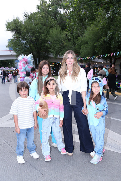 Aarón Santos, Mariela Santos, Roberta Santos, Caro Bravo y Nicole Santos 3