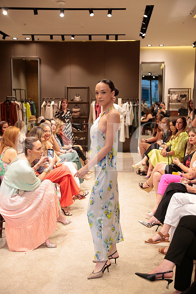 Modelos de Rafa Zuñiga vistiendo Max Mara 199