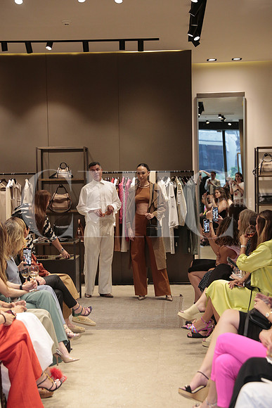 Modelos de Rafa Zuñiga vistiendo Max Mara 49