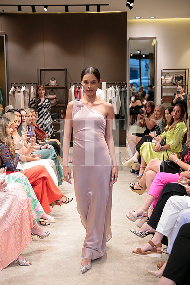 Modelos de Rafa Zuñiga vistiendo Max Mara 188