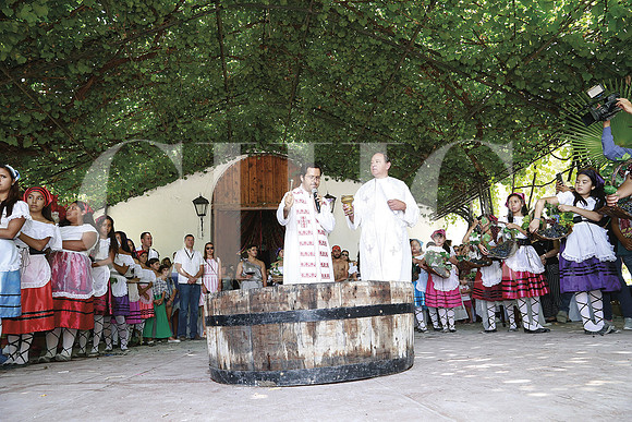 bendicion de la uva-Sacerdotes José Suárez y Gerardo Escareño
