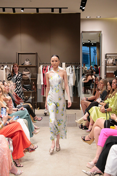 Modelos de Rafa Zuñiga vistiendo Max Mara 192