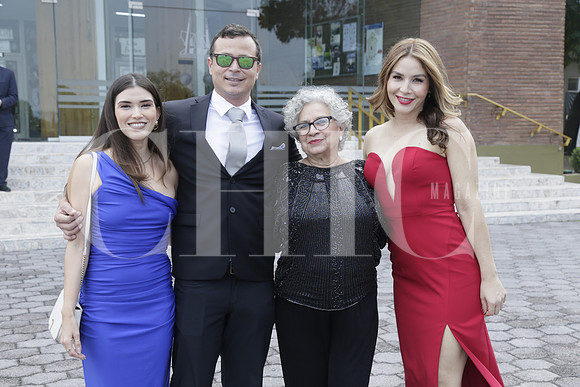 Aida Villanueva, Adam Withington, Verónica Withington y Jessica Withington