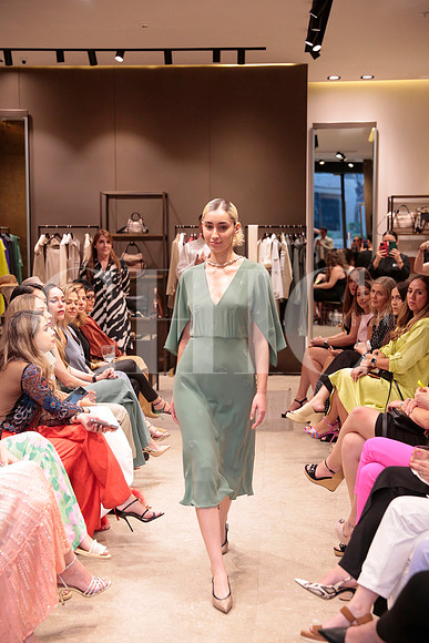 Modelos de Rafa Zuñiga vistiendo Max Mara 182