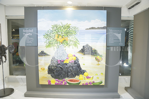Frutas y flores en la playa de la artista Soledad Tafolla.
