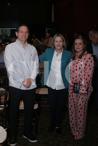 Iram Saldaña, Sylvia Marroquin y Nora Casasus0