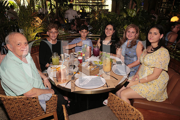 Arturo Bosques, Ermida Orozco, Ruben Garza, Debanhi Garza, Mariana Garza y Aurora Orozco 3