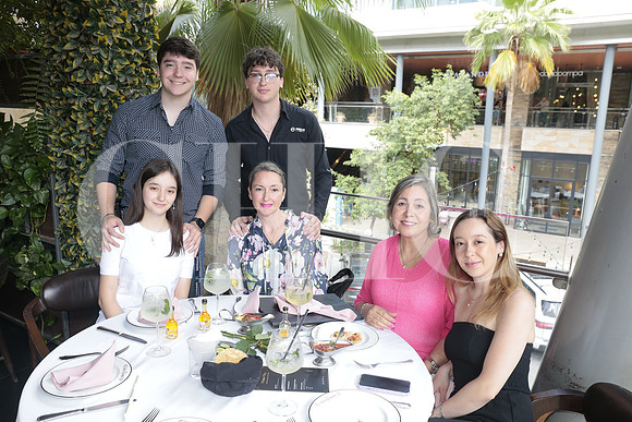Heraclio Flores, Fernando Flores, Deborah Flores, Deborah Flores, Mary Flores y Barbara Gonzalez 3
