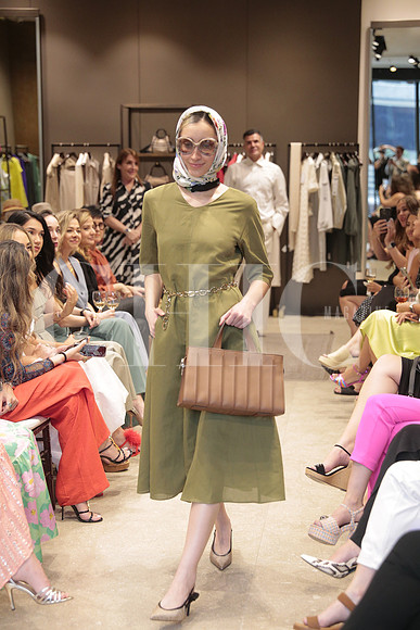 Modelos de Rafa Zuñiga vistiendo Max Mara 43