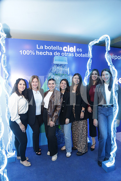Laura Caballero, Yolanda Lozano, Sofia Lozano, Pamela Peña, Ivette Guevara, Patricia Leal y Nancy Pérez 0
