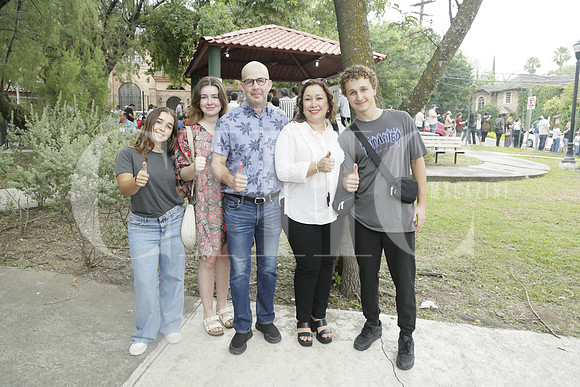 Arisa Fernández, Crista Fernández, Stefan Fernández, Lucy Taho de Fernández y Fiero Fernández