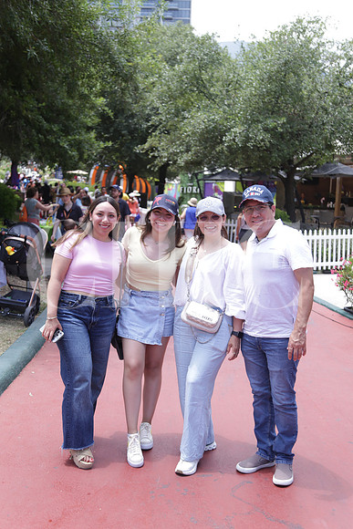 Nahomi García, Mariana García, Brenda Salazar y Carlos García