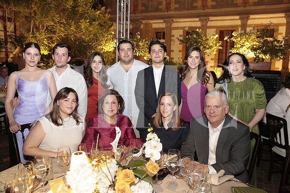 Raquel Rodriguez, Santiago Calderon Herrera, Fernanda Alcalde, Juan Pablo Garza, Roberto Alcalde, Isabella Bardawill, Magdalena Herrera, Francisco Gonzalez, Lorenza Herrera, Magdalena Garza y Vera Med
