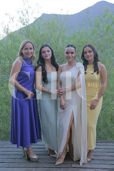 Lilia Lopez, Carolina Lopez, Maria Jose Lopez y Paulina Lopez 4