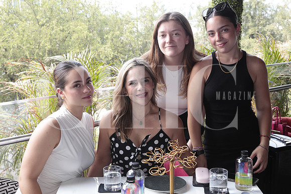 Alejandra Flores, Alexsia Caramanos, Andrea Flores y  Sofia Cardenas 2