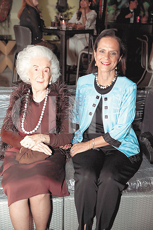 Doña Lydia Sada de González e Irma Botello de González