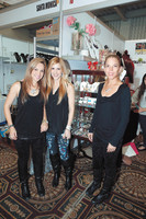 Brenda Erhard, Cristy Zambrano de Zambrano y Catalina Erhard