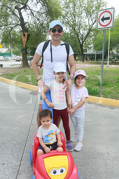Gilberto de Hoyos, Gilberto de Hoyos, Marcela de Hoyos y Eugenia de Hoyos