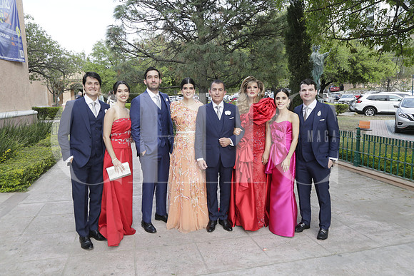 Adrián Serna, Andrea Grauzaf, Eugenio González y Marifer Serna, Alejandro Serna, Rosy Garza de Serna, Alicia Martínez y Andres Serna (2)