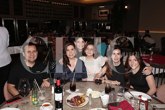 Cesar Sanchez, Marcela Garcia, Gabriela Garcia, Ana Lucia Sanchez, Alex Sanchez y Victoria Cardenas 3