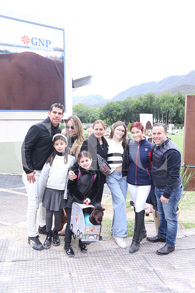 Alvaro Rojas, Mayra Zapatero, Marina Ramírez, Paulina Leal, Marina Leal, Pablo Leal, Italia Leal y Estefania Rojas 0