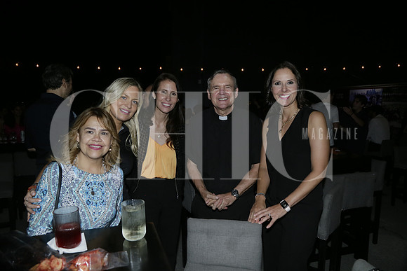 Camelia Camacho Pirscila Valades, Yusara González, Padre Patrick y Yolis Cárdenas