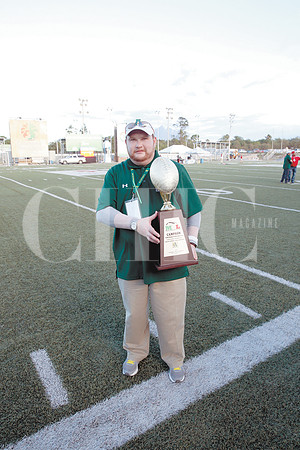 Raymundo Sánchez con el trofeo de campeones (hormiguitas-2)