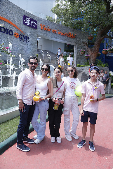 Manuel Gómez, Adriana Esquivel, Camila Gómez, Carol Gómez y Ulises Gómez 1