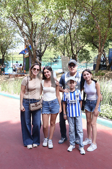 Cristina Cardenas, Ana Lucia Garcia, Miguel Garcia, Miguel Garcia y Andrea Garcia0