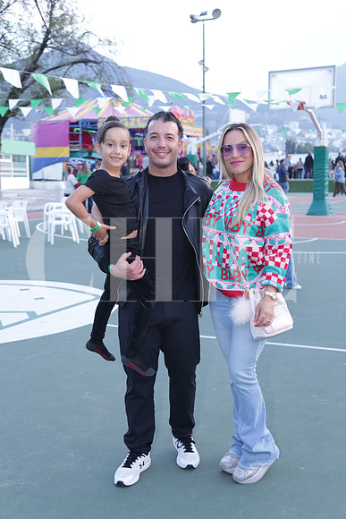 David Pérez Salinas, Milena Pérez Salinas y Vivi Villarreal de Pérez Salinas 1