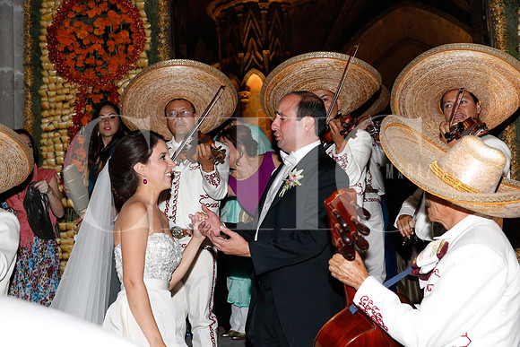 Fernando cantandole a su esposa paloma querida'