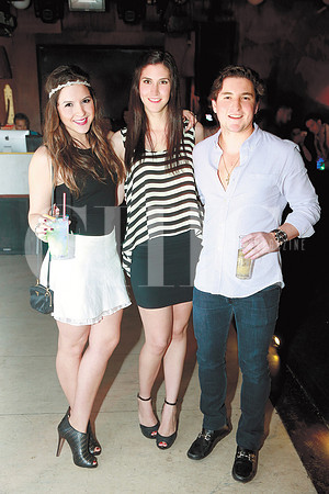Ana Elisa González,  Roberta Santos y Fernando González