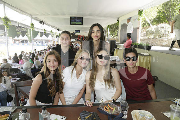 Andrea Cortez, Víctoria Vélez, Mariana Barrón Fernanda Barrón Carol González y Roberto Barrón