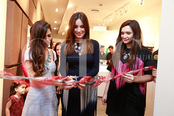 Iliana Treviño, Andrea González y Janeth Treviño cortando el listón