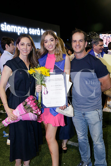 Laura Flores, Mariana Charvel y Anuar Charvel