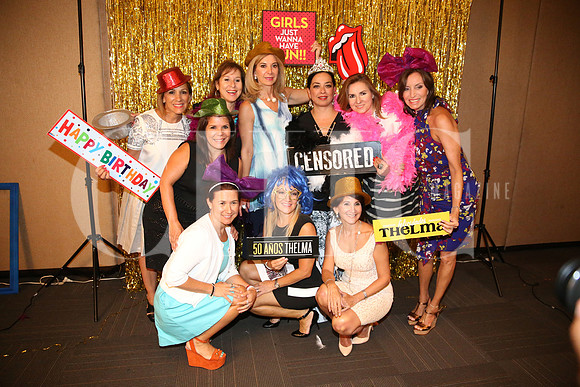 Thelma con grupo de amigas