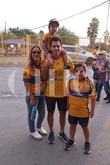 Maricarmen Garza, René Rhi, Adriám Rhi y Diego Rhi