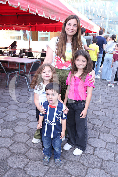 Adriana Salinas, Romina Gómez, Sofia Gómez y Daniel Gómez 0