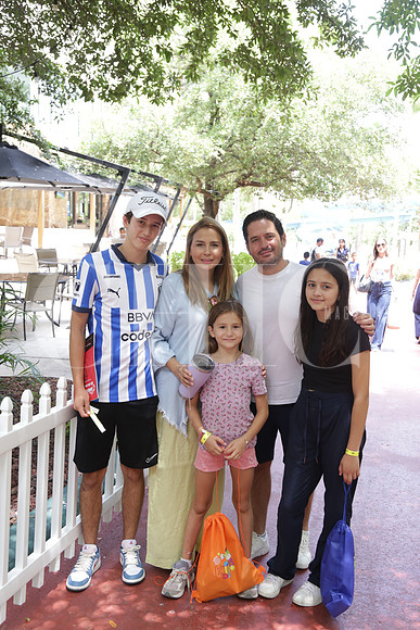 Bernardo Parada, Erika Odriozola, Valeria Parada, Alessa Parada y Jaime Parada 0