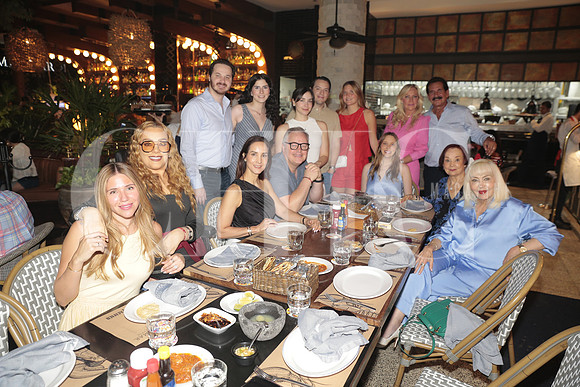 Dany Barona, Cynthia Suarez, Carlos Suarez, Natalia Gonzalez, Laura Santos, Carlos Suarez, Valeria Suarez, Charly Honan, Mariela Barona, Isabella Barona, Lizeth Suarez, Carlos Barona, Laura Gonzalez y